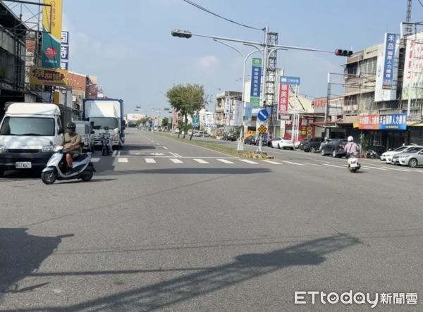 ▲斗六市雲林路昨天下午發生男子隨機搶車事件，現場路口人車眾多。（圖／記者游瓊華翻攝）
