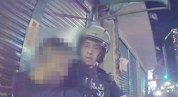 ▲桃園市八德警方昨晚巡邏時，員警盤查袁姓乘客查出是通緝犯。（圖／八德警方提供）