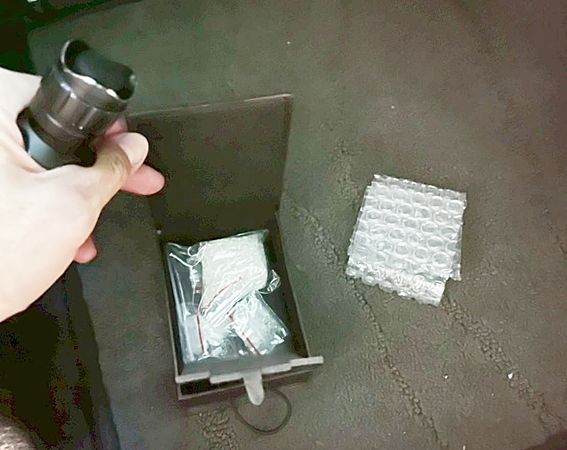 ▲桃園市八德警方昨晚巡邏時，員警盤查袁姓乘客查出是通緝犯，身上藏有海洛因與安非他命等毒品。（圖／八德警方提供）