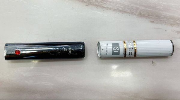 ▲桃園市八德警方昨晚盤查袁姓乘客藏有俗稱「喪屍煙彈」的依托咪酯煙彈等證物。（圖／八德警方提供）