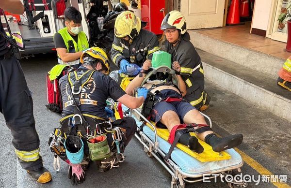 ▲中和工人修器不慎落梯井，警消急救 。（／者以翻）