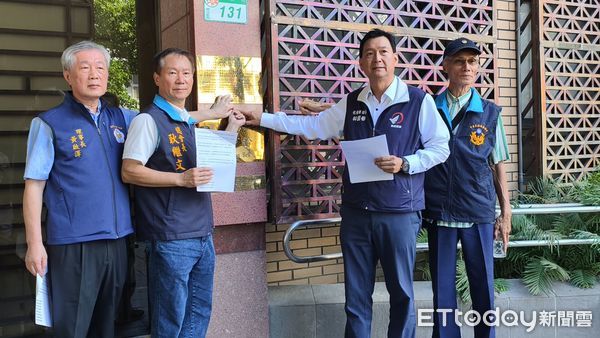 ▲▼全國退休警察總會主張行政院不依法編列警察人員退休金新制預算，今（5日）到台北地檢署告發閣揆卓榮泰涉嫌瀆職。（圖／記者黃哲民攝）