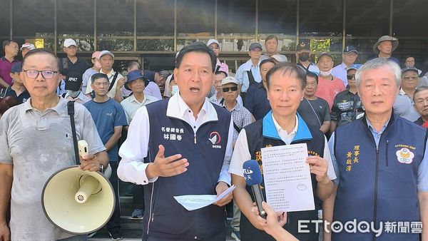 ▲▼全國退休警察總會主張行政院不依法編列警察人員退休金新制預算，今（5日）到台北地檢署告發閣揆卓榮泰涉嫌瀆職。（圖／記者黃哲民攝）