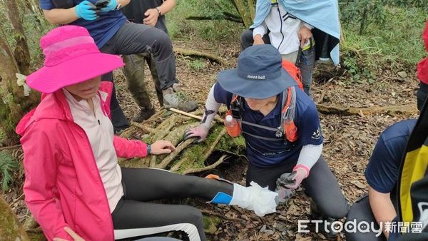 ▲▼    攀登芙蓉山險落深谷，竹崎警急救援  。（圖／竹崎分局提供）