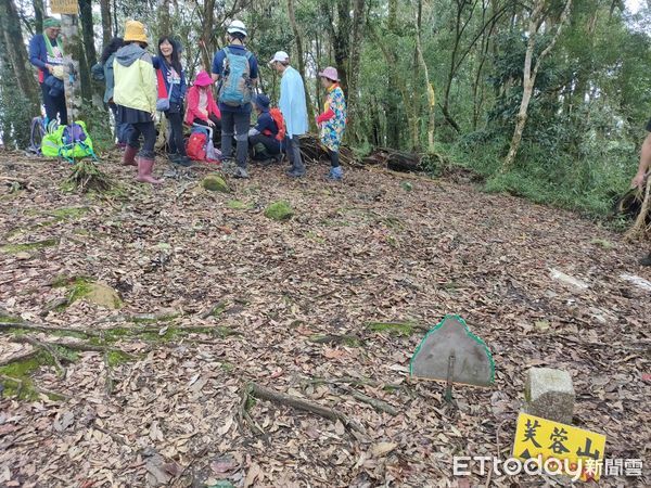 ▲▼    攀登芙蓉山險落深谷，竹崎警急救援  。（圖／竹崎分局提供）