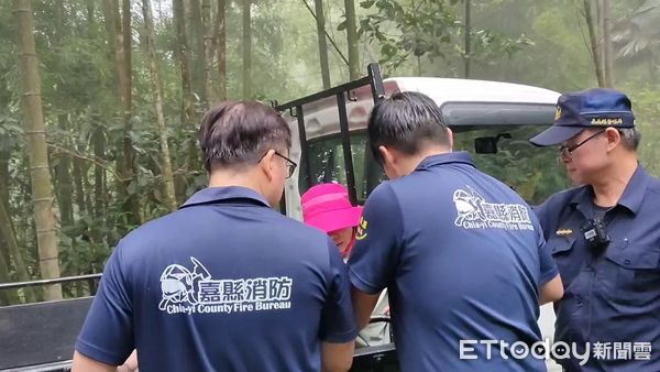 ▲▼    攀登芙蓉山險落深谷，竹崎警急救援  。（圖／竹崎分局提供）