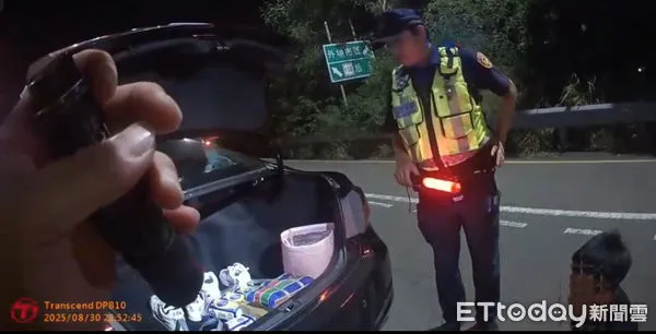 ▲▼大甲警方在交流道攔車，搜出毒咖啡包。（圖／民眾提供，下同）