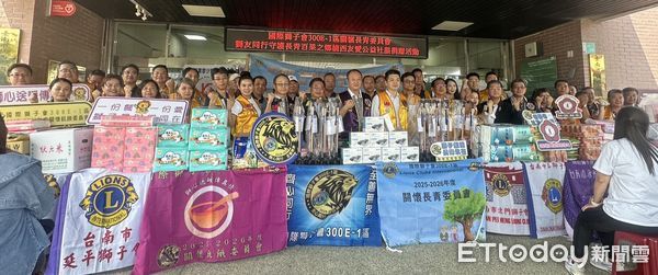 ▲獅友志工深入楠西社區，將醫療輔具與物資親手送至長輩手中。（圖／記者林東良翻攝，下同）