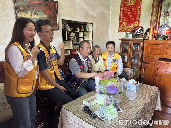 ▲獅友志工深入楠西社區，將醫療輔具與物資親手送至長輩手中。（圖／記者林東良翻攝，下同）