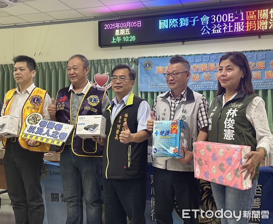 ▲獅友志工深入楠西社區，將醫療輔具與物資親手送至長輩手中。（圖／記者林東良翻攝，下同）