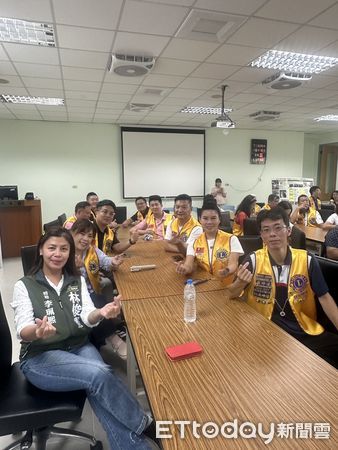 ▲獅友志工深入楠西社區，將醫療輔具與物資親手送至長輩手中。（圖／記者林東良翻攝，下同）