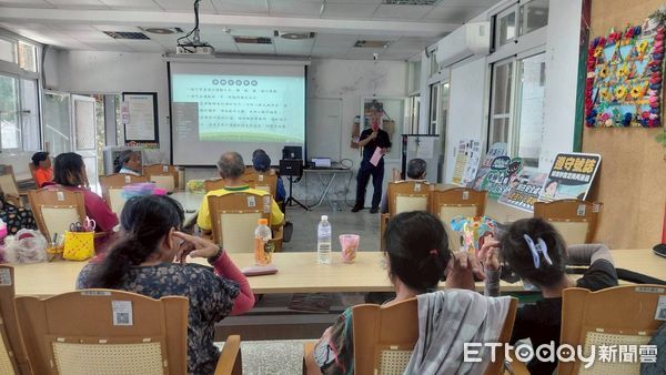 ▲崁頂警結合交通安全月進行宣導。（圖／記者楊晨東翻攝）