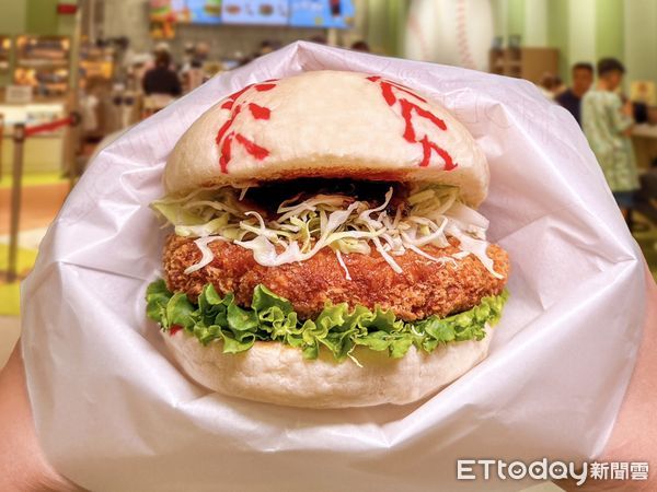▲▼摩斯漢堡大巨蛋店獨家開賣「炸肉餅棒球堡」。（圖／業者提供）