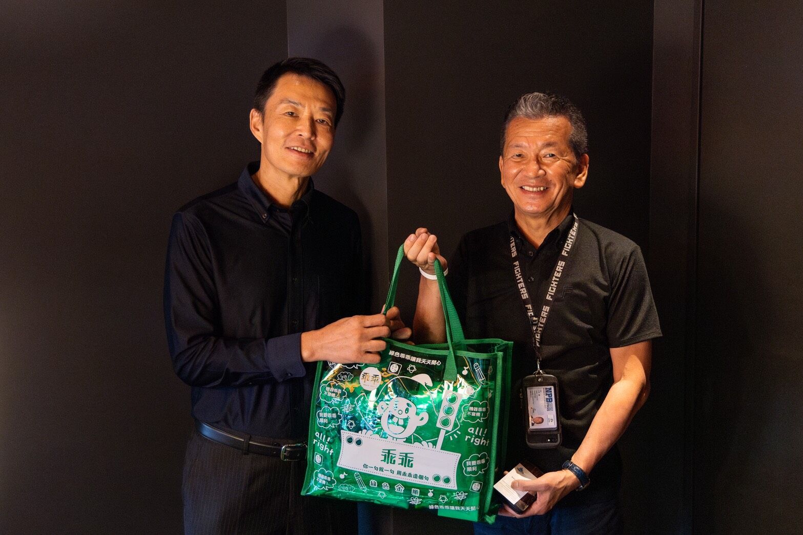 ▲▼乖乖總經理簡嘉鋒（左）贈北海道日本火腿鬥士隊社長小村勝乖乖禮包，象徵台灣味與台日球迷同在。（圖／乖乖提供）