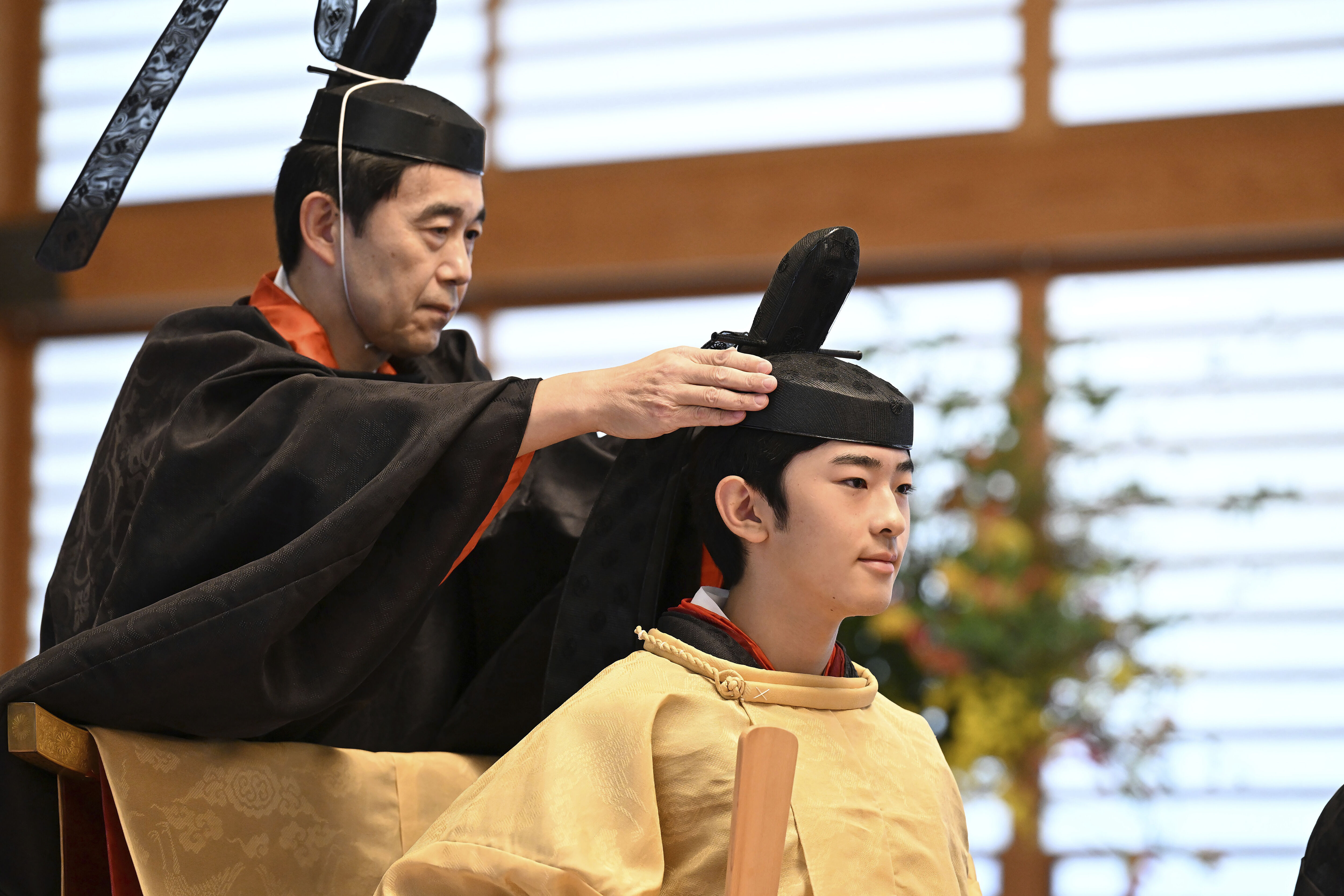▲▼悠仁親王出席「加冠之儀」，由天皇隨侍協助戴上象徵成年的冠冕。（圖／達志影像／美聯社）
