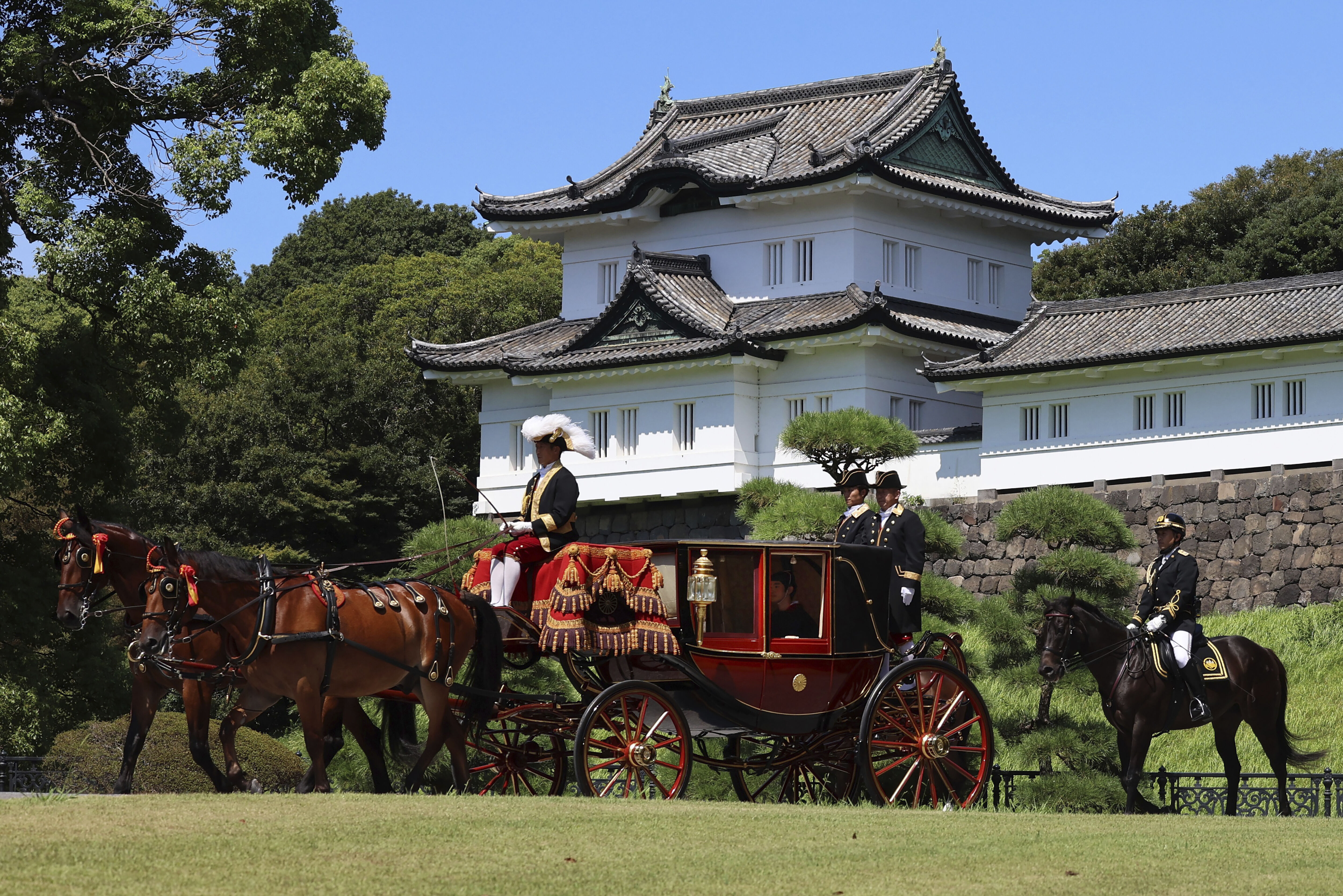 ▲▼悠仁親王乘坐皇室儀裝馬車前往皇居。（圖／達志影像／美聯社）