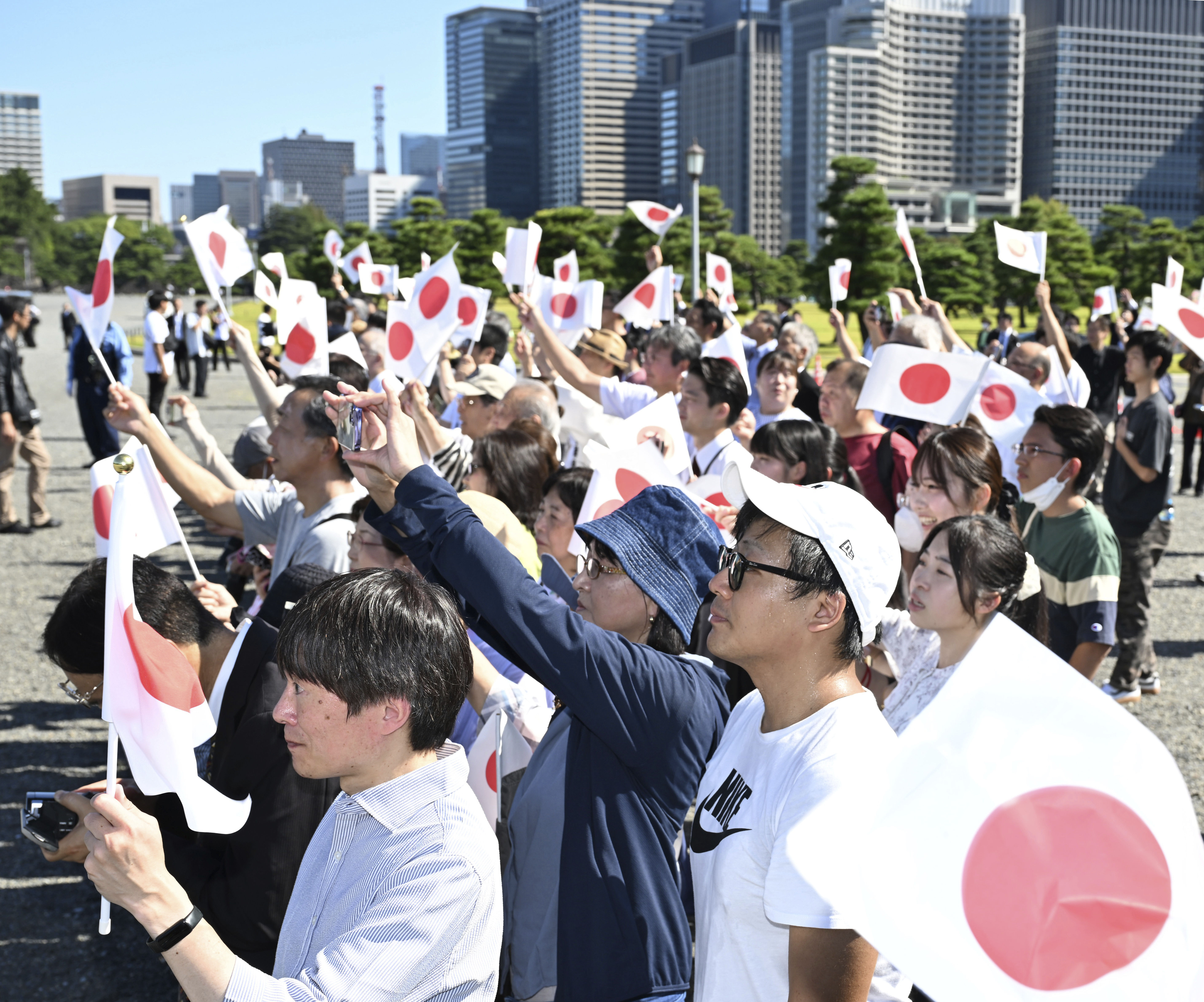 ▲▼悠仁親王成年禮，民眾揮舞日本國旗熱烈歡迎。（圖／達志影像／美聯社）