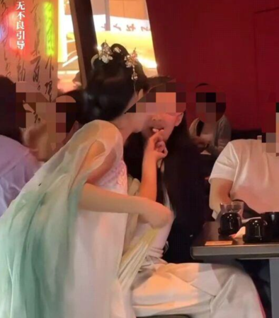 ▲▼杭州餐酒館涉擦邊服務。（圖／翻攝自抖音）