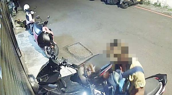 ▲桃園市中壢區女大生昨天在臉書《內壢大小事》上傳停放家門口機車遭陌生男子騎走，圖為監視器拍下騎走機車男子畫面。（圖／翻攝自臉書《內壢大小事》）