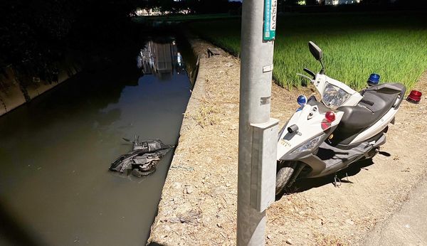 ▲針對桃園市中壢區女大生停放家門口機車遭竊案，警方在八德區仁德路一帶溪流中尋獲失竊機車。（圖／中壢警方提供）