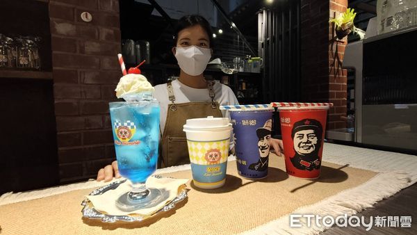 ▲金門遊客不滿咖啡廳規定低消，在門口丟垃圾。（圖／記者林名揚翻攝，下同）