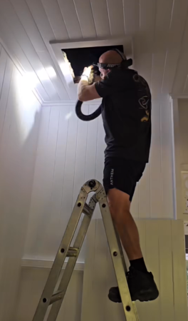 躺在床上被蛇尿滴到。（圖／翻攝自臉書Sunshine Coast Snake Catchers 24/7）