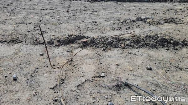 ▲▼盜採土石挖出「美濃大峽谷」！重返現場驚見鐵條鋼筋　居民憂污染。（圖／記者賴文萱翻攝）