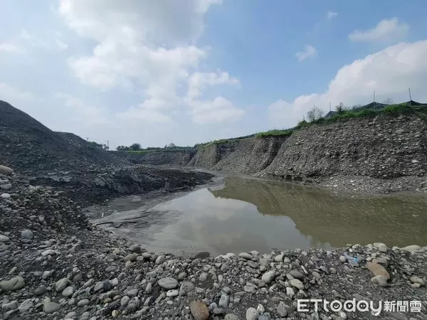 ▲▼盜採土石挖出「美濃大峽谷」！重返現場驚見鐵條鋼筋　居民憂污染。（圖／記者賴文萱翻攝）
