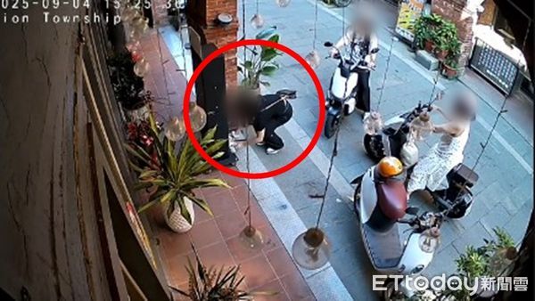 ▲金門遊客不滿咖啡廳規定低消，在門口丟垃圾。（圖／記者林名揚翻攝，下同）