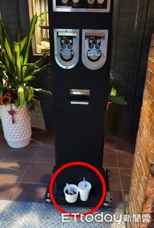 ▲金門遊客不滿咖啡廳規定低消，在門口丟垃圾。（圖／記者林名揚翻攝，下同）