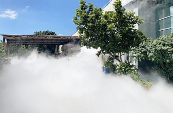 ▲桃園市新屋區埔工路一處液態工廠8月26日下午發生二氧化碳外洩意外，現場瀰漫大量白色煙霧（圖／桃園市消防局提供）