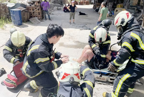 ▲消防人員成功搶救出王姓業者，給予初步搶救後緊急送往林口長庚醫院救治。（圖／桃園市消防局提供）