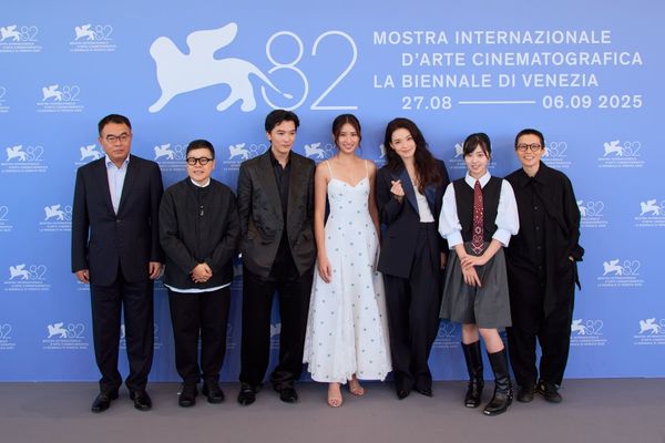 ▲舒淇（左三）帶領《女孩》邱澤、9m88、白小櫻，現身威尼斯影展世界首映紅毯。（圖／甲上提供）