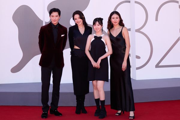 ▲舒淇（左三）帶領《女孩》邱澤、9m88、白小櫻，現身威尼斯影展世界首映紅毯。（圖／甲上提供）