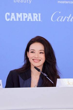 ▲舒淇（左三）帶領《女孩》邱澤、9m88、白小櫻，現身威尼斯影展世界首映紅毯。（圖／甲上提供）