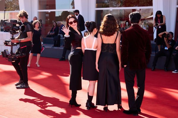 ▲舒淇（左三）帶領《女孩》邱澤、9m88、白小櫻，現身威尼斯影展世界首映紅毯。（圖／甲上提供）