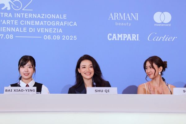 ▲舒淇（左三）帶領《女孩》邱澤、9m88、白小櫻，現身威尼斯影展世界首映紅毯。（圖／甲上提供）