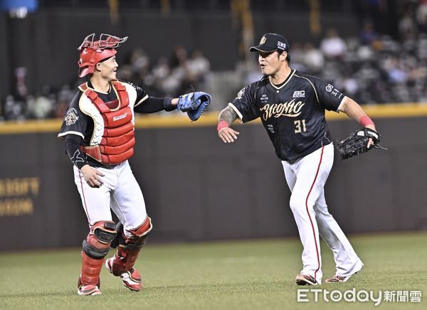 ▲▼  林智勝引退系列賽首戰，林智勝與蔣少宏擊掌。（圖／記者李毓康攝）