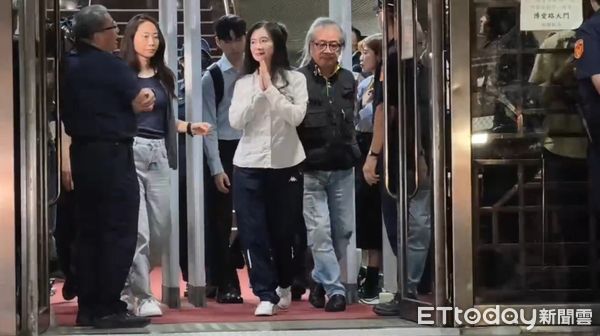 ▲應曉薇3千萬元交保，辦保結束步出法院。（圖／黃哲民，下同）