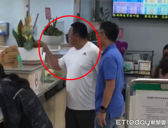 ▲▼直播主援救柯文哲碰壁大失控，還原完整經過。（圖／翻攝記者爆料網「靈刀舞西郎」）