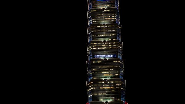 ▲台北 101 點亮榮耀之光，致敬林智勝堅持求勝的職棒精神！（圖／味全龍提供）