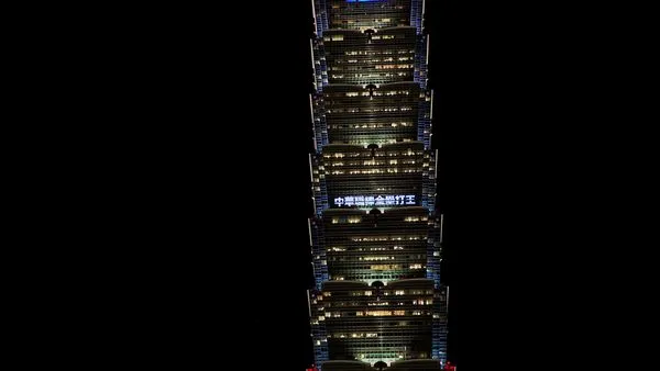 ▲台北 101 點亮榮耀之光，致敬林智勝堅持求勝的職棒精神！（圖／味全龍提供）