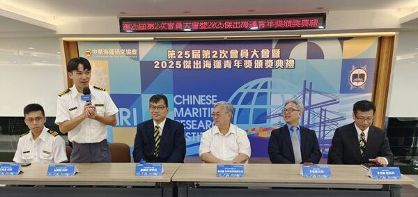 ▲左起國立高雄科技大學輪機工程系王宸彥同學、航運技術系林筠翔同學、中華海運研究協會桑國忠理事長、高雄科技大學俞克維特聘教授兼副校長、御風實習船李智聰船長、御風實習船李世勳輪機長。（圖／記者張佩芬攝）