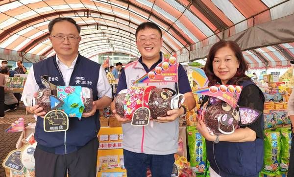 ▲中元普渡玩環保創意，桃園農業局千台斤「好農神豬」米捐公益