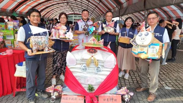▲中元普渡玩環保創意，桃園農業局千台斤「好農神豬」米捐公益
