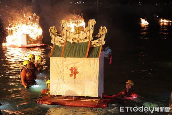 ▲基隆中元祭重頭戲！望海巷施放水燈頭。（圖／記者郭世賢翻攝）