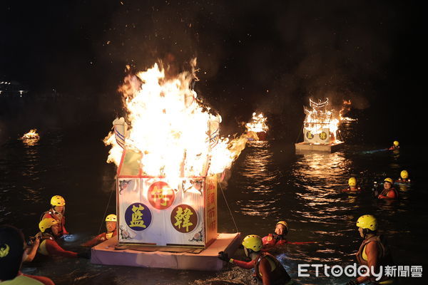▲基隆中元祭重頭戲！望海巷施放水燈頭。（圖／記者郭世賢翻攝）