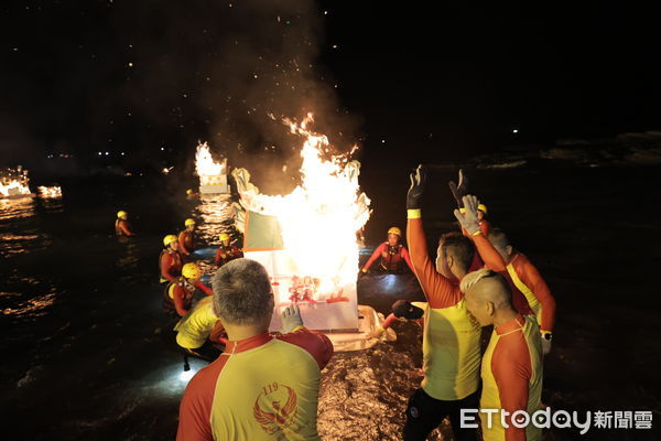 ▲基隆中元祭重頭戲！望海巷施放水燈頭。（圖／記者郭世賢翻攝）