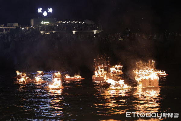 ▲基隆中元祭重頭戲！望海巷施放水燈頭。（圖／記者郭世賢翻攝）