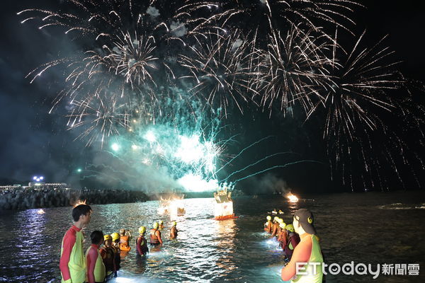 ▲基隆中元祭重頭戲！望海巷施放水燈頭。（圖／記者郭世賢翻攝）